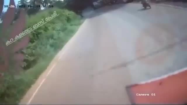Video: Dot ngot lao sang duong, nguoi di xe may bi xe buyt tong