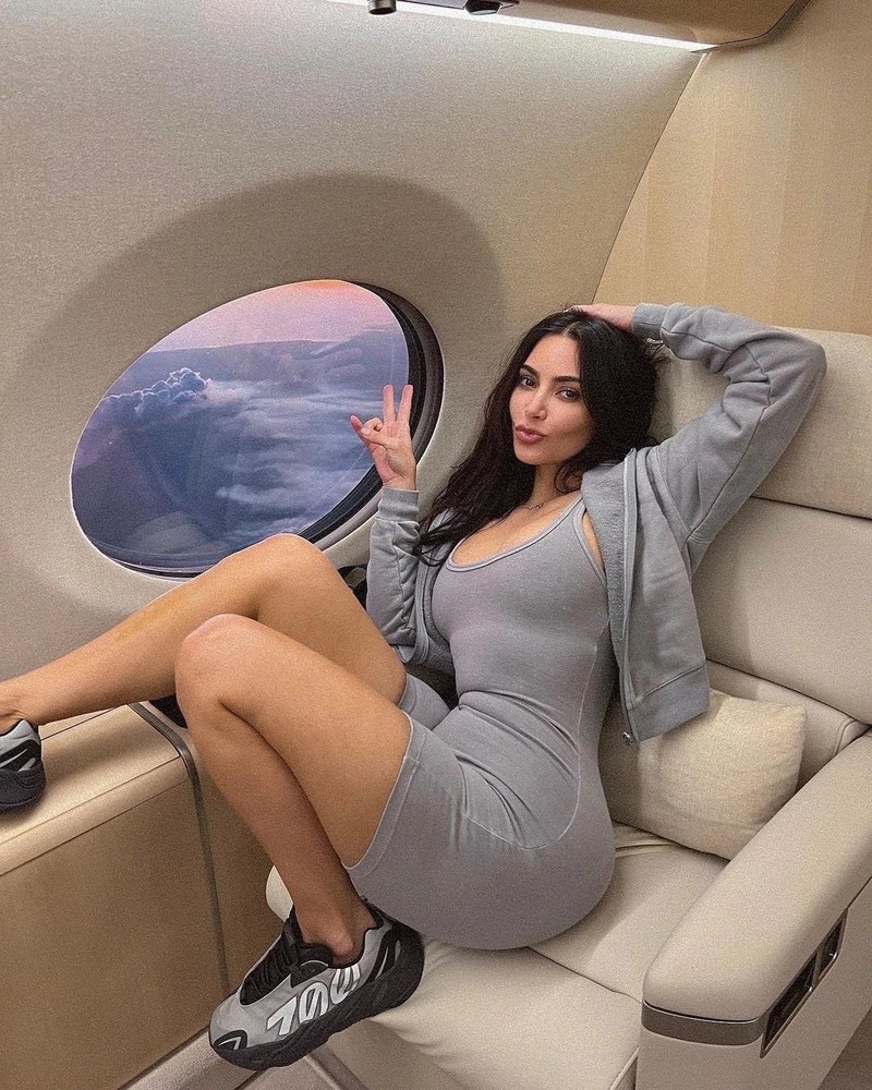 Co gi trong may bay 150 trieu USD cua Kim Kardashian?