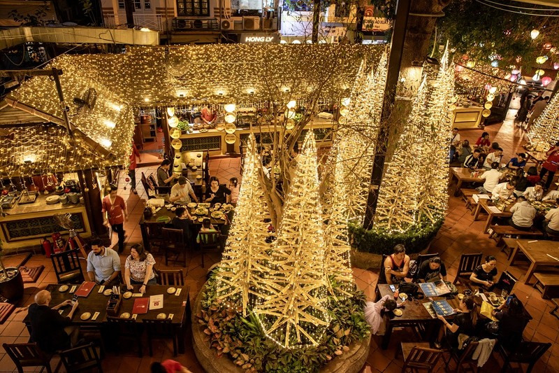 Nhà hàng trang trí thông tre, hạc giấy thu hút khách mùa Giáng sinh - Hình 5 Nha hang trang tri thong tre, hac giay thu hut khach mua Giang sinh-Hinh-5