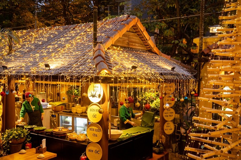 Nhà hàng trang trí thông tre, hạc giấy thu hút khách mùa Giáng sinh - Hình 6 Nha hang trang tri thong tre, hac giay thu hut khach mua Giang sinh-Hinh-6