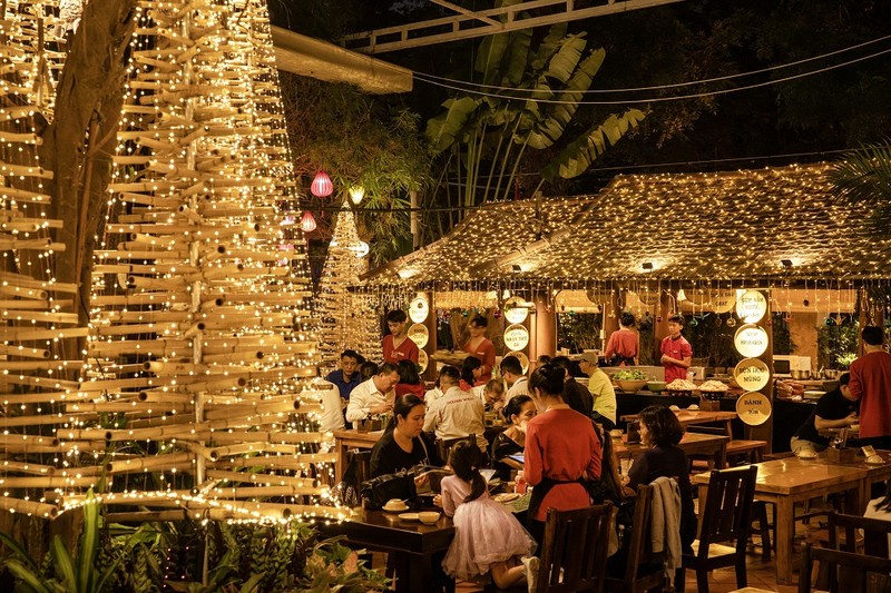 Nhà hàng trang trí thông tre, hạc giấy thu hút khách mùa Giáng sinh - Hình 7 Nha hang trang tri thong tre, hac giay thu hut khach mua Giang sinh-Hinh-7