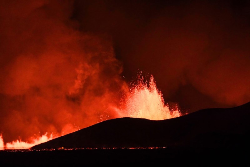 Can canh dong dung nham khi nui lua o Iceland phun trao du doi