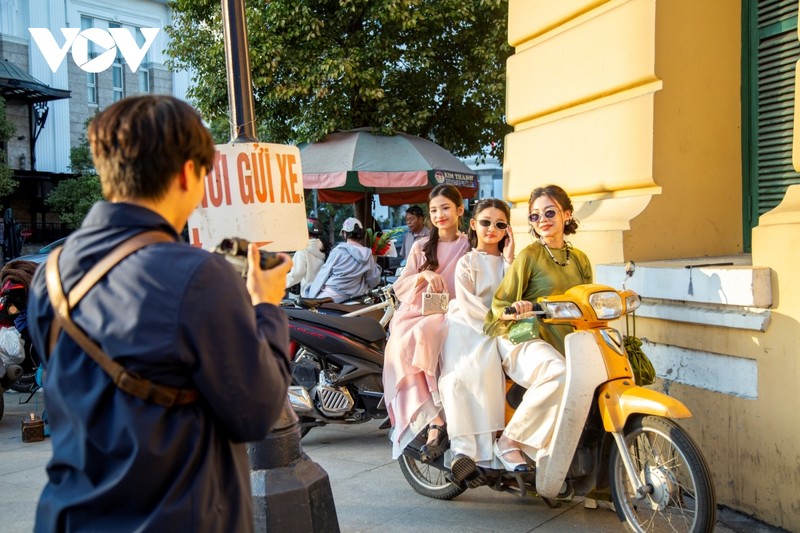 Nguoi Hai Phong no nuc di chup anh ao dai Tet tu som