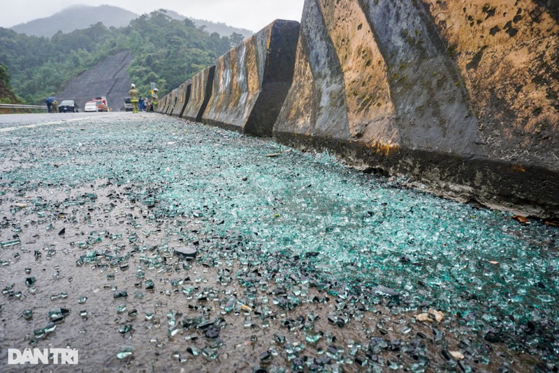 Hien truong vu xe khach bi lat, lao xuong vuc o Da Nang-Hinh-7