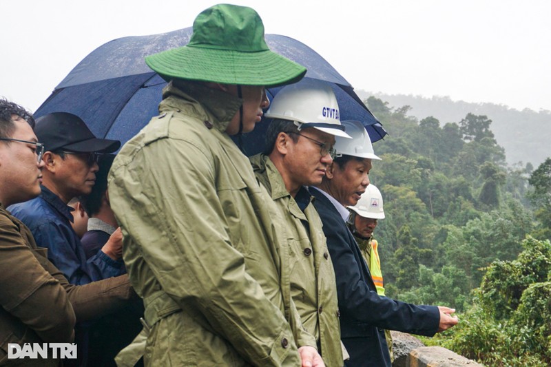 Hien truong vu xe khach bi lat, lao xuong vuc o Da Nang