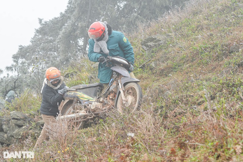 Un tac duong len Mau Son vi qua nhieu nguoi di ngam bang gia-Hinh-7