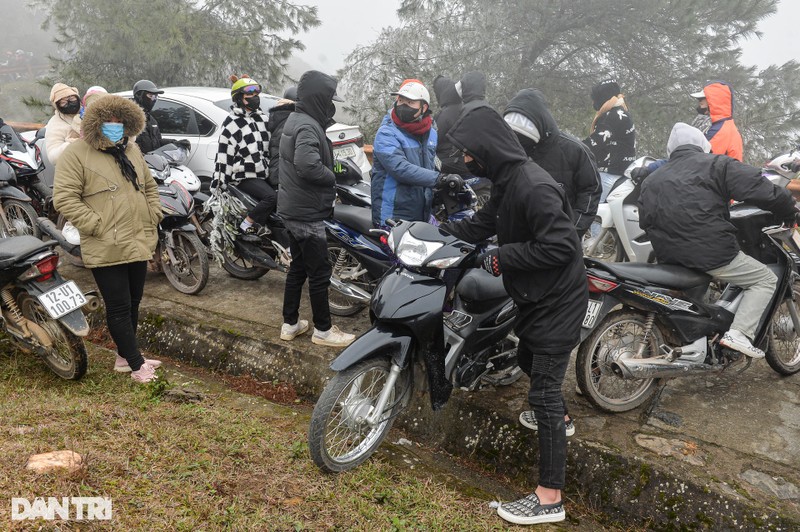 Un tac duong len Mau Son vi qua nhieu nguoi di ngam bang gia-Hinh-8