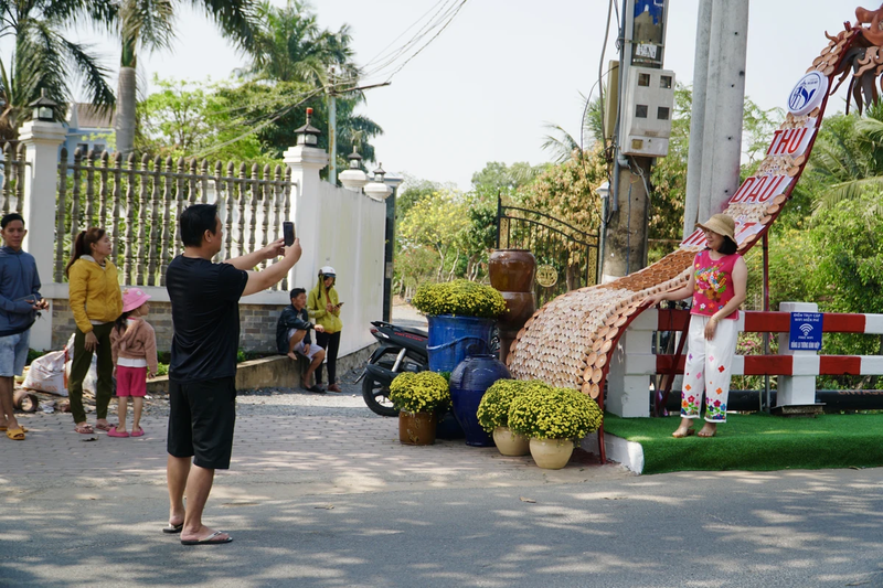 Nhieu nguoi check-in cung cap linh vat rong doc la o Binh Duong-Hinh-9