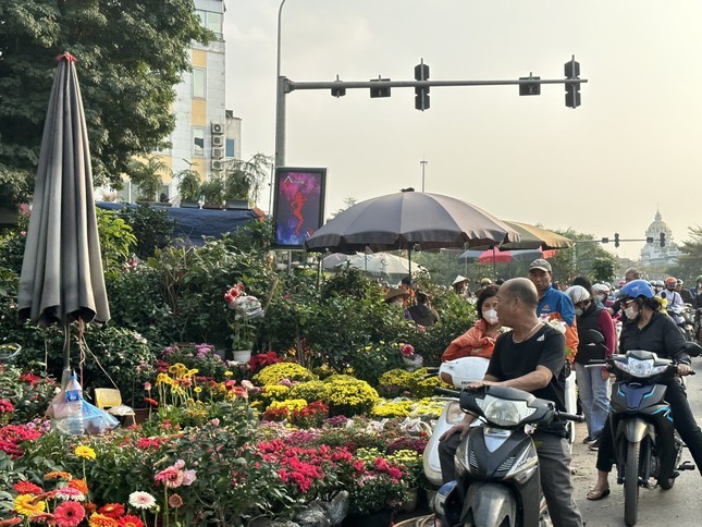 View - 	Người Hà Nội nườm nượp đi sắm Tết