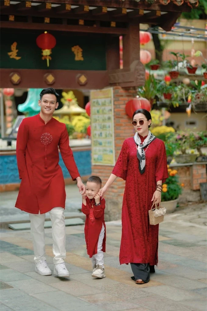 Vo Ho Tan Tai mac ao dai cung chong con du xuan-Hinh-2