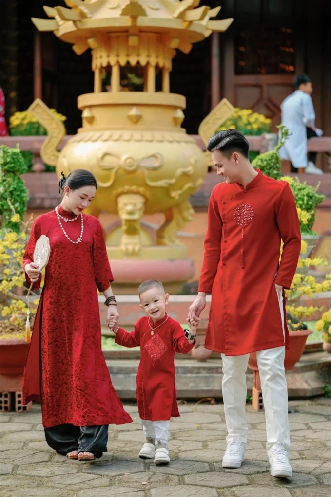 Vo Ho Tan Tai mac ao dai cung chong con du xuan-Hinh-3