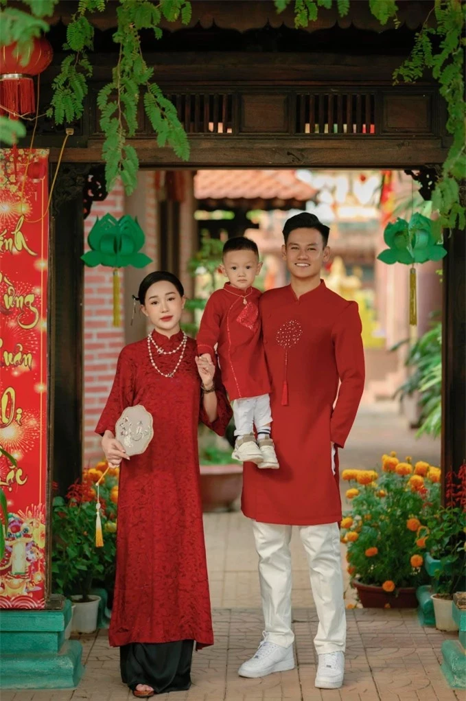 Vo Ho Tan Tai mac ao dai cung chong con du xuan