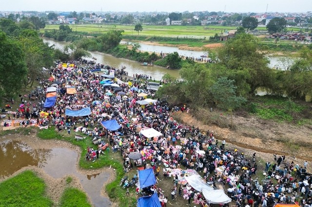 La lung phien cho nem ca chua len nguoi nhau de cau may