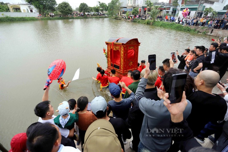 View - 	Hình ảnh lễ hội có 3 chiếc kiệu "bay" xuống nước ở Thái Bình