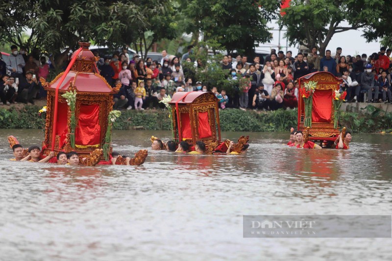 View - 	Hình ảnh lễ hội có 3 chiếc kiệu "bay" xuống nước ở Thái Bình