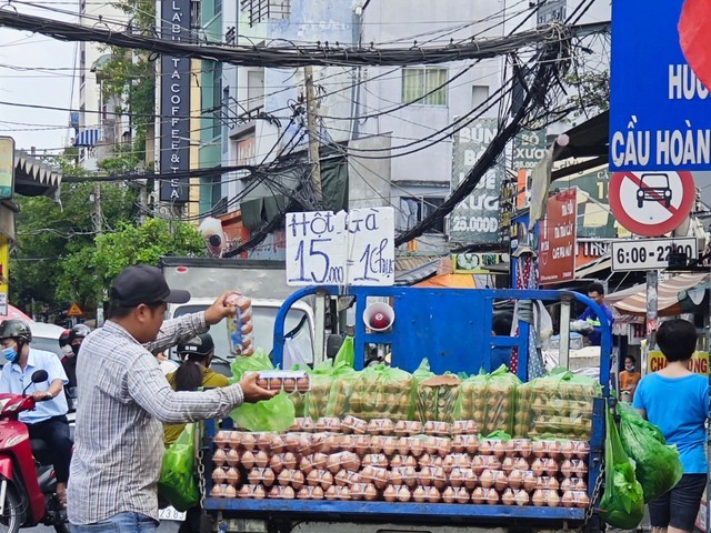 Suc mua thit, trung dang giam sau Tet