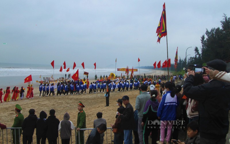 Man tung kieu len khong trung tai ngoi den linh thieng nhat Nghe An-Hinh-2