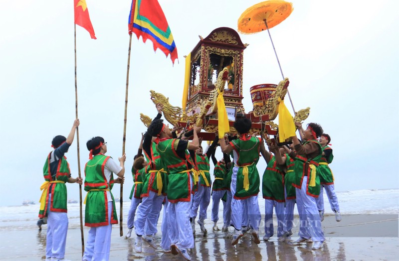 Man tung kieu len khong trung tai ngoi den linh thieng nhat Nghe An-Hinh-6