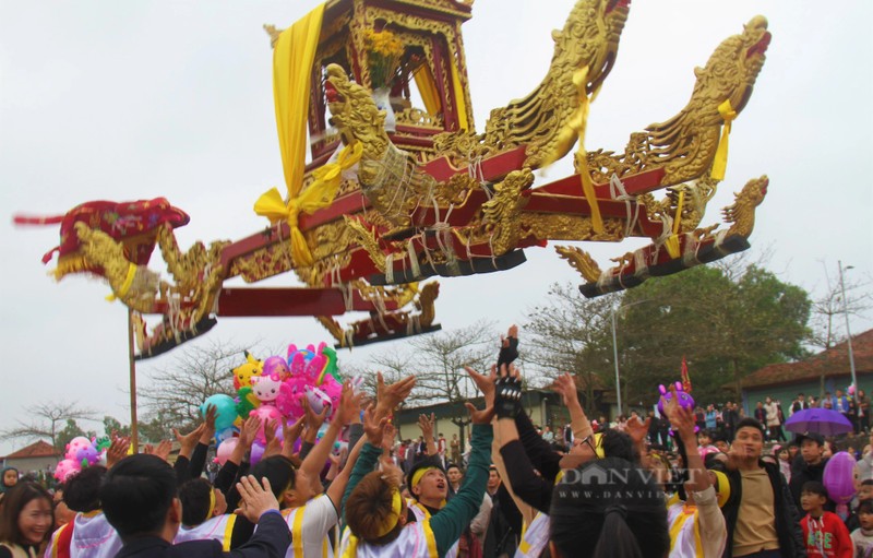 Man tung kieu len khong trung tai ngoi den linh thieng nhat Nghe An-Hinh-7