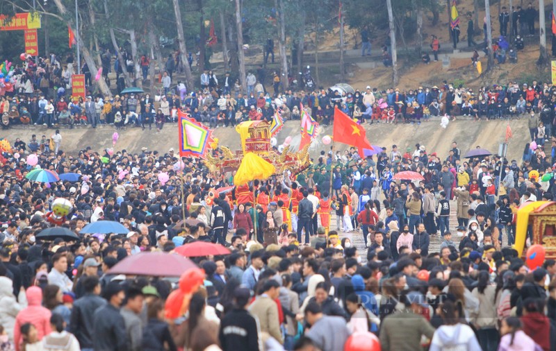 Man tung kieu len khong trung tai ngoi den linh thieng nhat Nghe An-Hinh-8