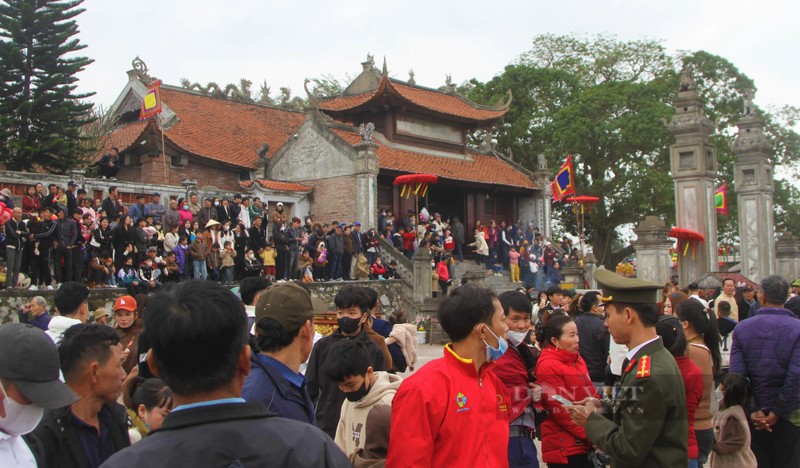 Man tung kieu len khong trung tai ngoi den linh thieng nhat Nghe An