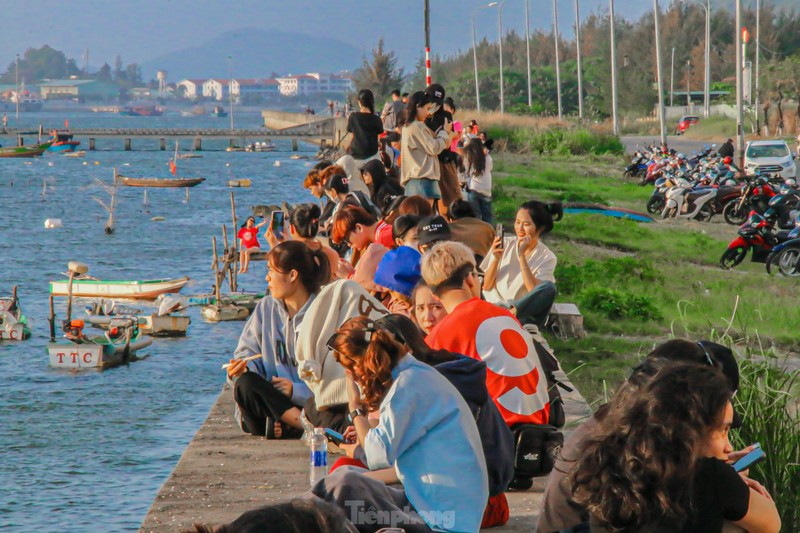 Gioi tre Da Nang thich thu ngam hoang hon duoi chan cau Thuan Phuoc-Hinh-3