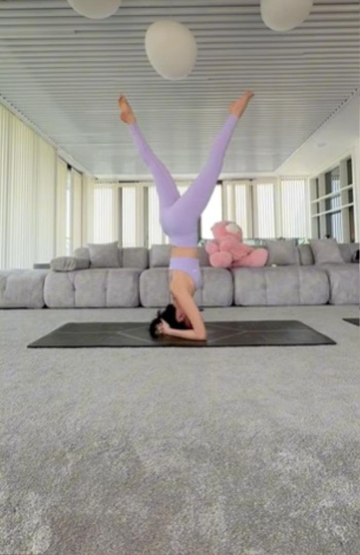 Ngoc Trinh is at risk of losing weight while practicing yoga-Picture-2