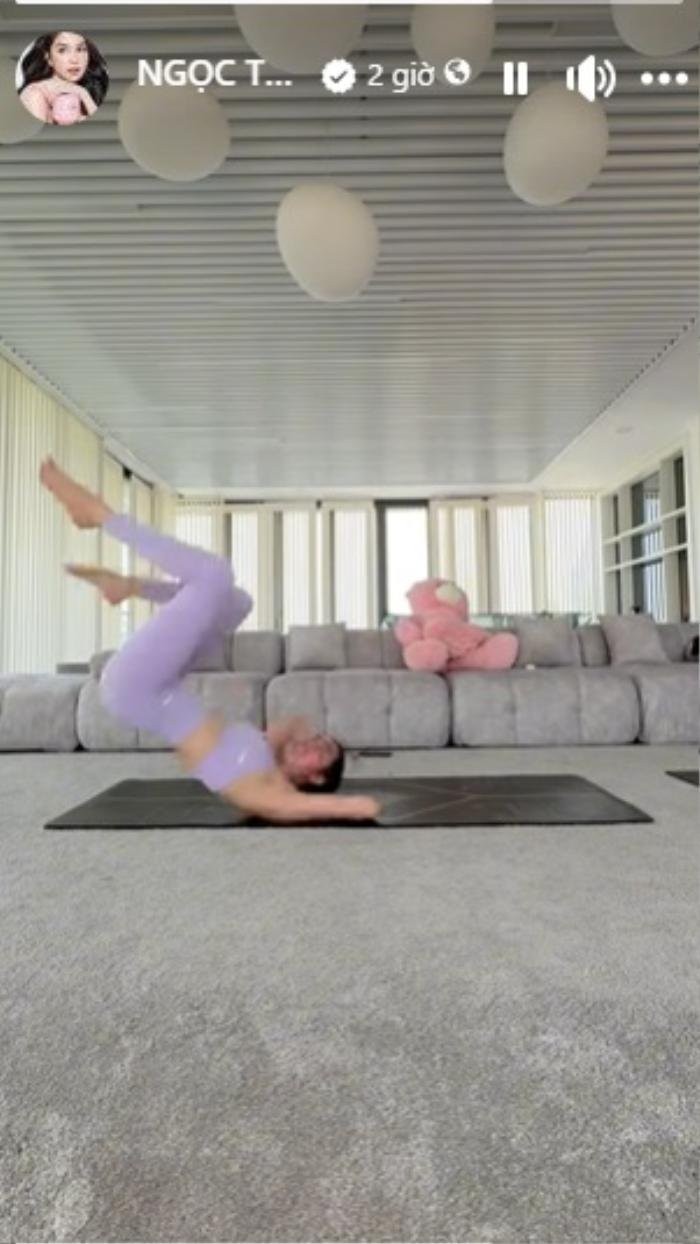 Ngoc Trinh bat ngo gap su co nguy hiem luc tap yoga-Hinh-3