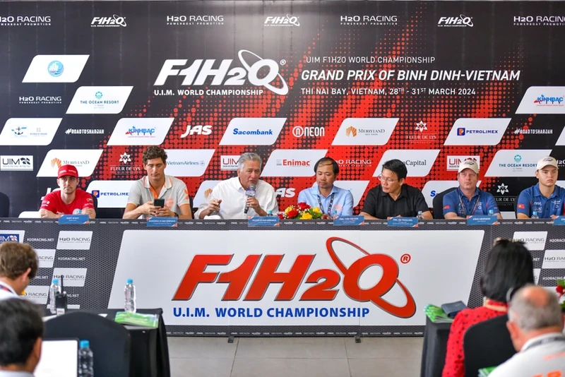 Khoi dong giai dua VDTG thuyen may UIM F1H2O World Championship