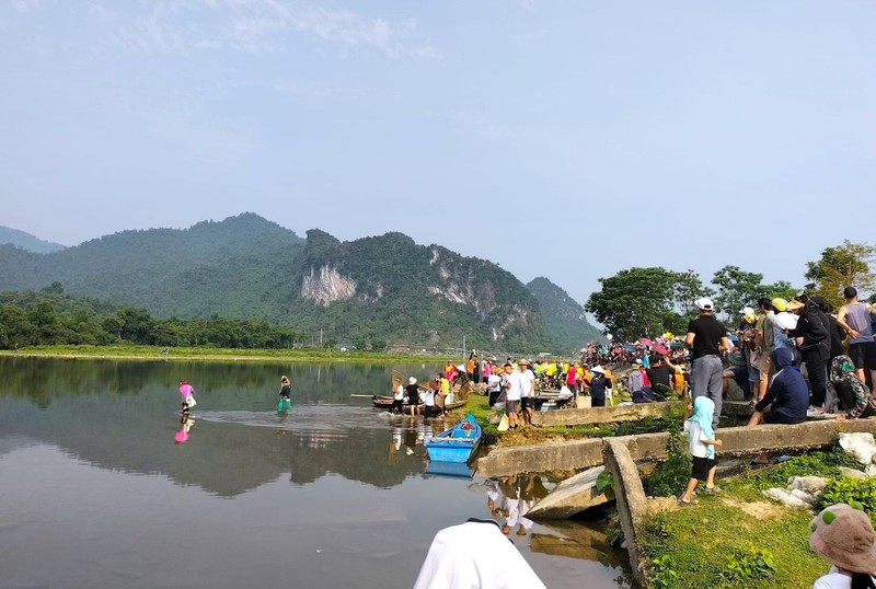 Ca nghin nguoi mang chai luoi ra song thi bat ca-Hinh-7