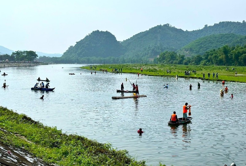 Ca nghin nguoi mang chai luoi ra song thi bat ca-Hinh-9