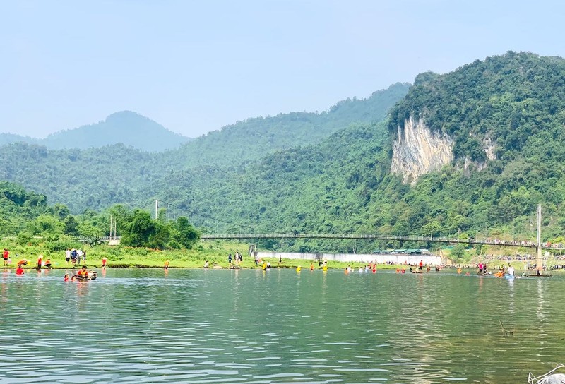 Ca nghin nguoi mang chai luoi ra song thi bat ca