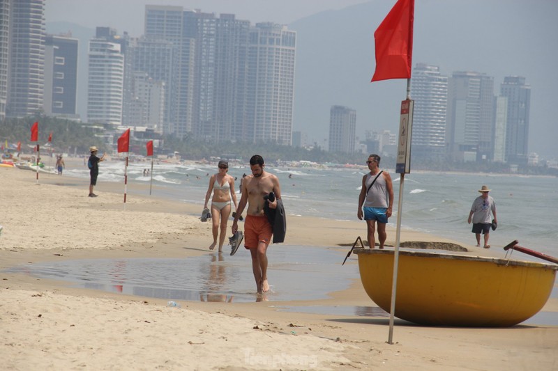 Troi Da Nang nhu do lua, khach nuoc ngoai thich thu phoi nang giua trua-Hinh-3