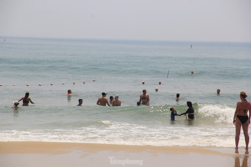 Troi Da Nang nhu do lua, khach nuoc ngoai phoi nang giua trua-Hinh-11