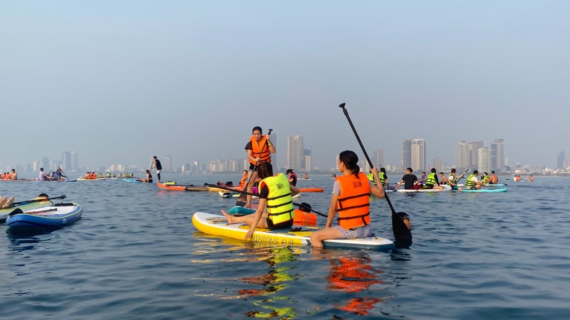 Gioi tre thich thu cheo Sup ngam binh minh tren bien Da Nang-Hinh-10