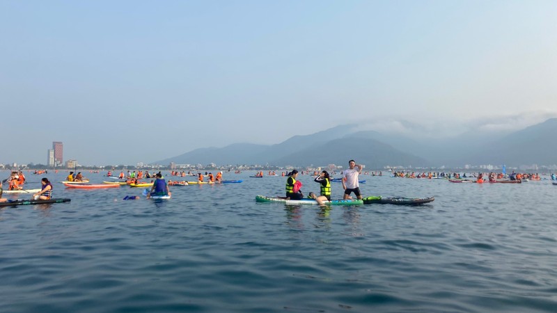 Gioi tre thich thu cheo Sup ngam binh minh tren bien Da Nang-Hinh-13