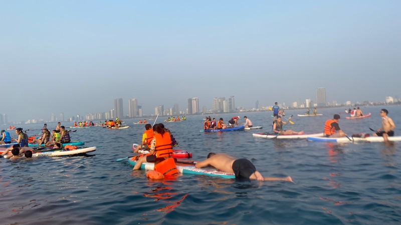 Gioi tre thich thu cheo Sup ngam binh minh tren bien Da Nang-Hinh-14