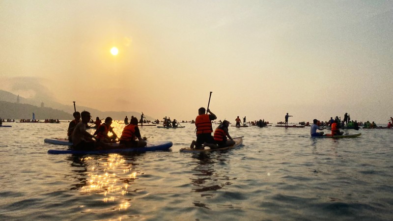 Gioi tre thich thu cheo Sup ngam binh minh tren bien Da Nang-Hinh-4