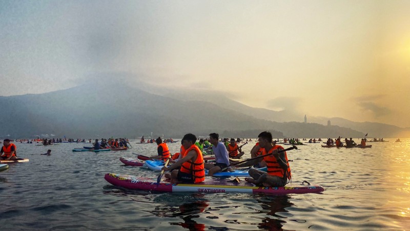 Gioi tre thich thu cheo Sup ngam binh minh tren bien Da Nang-Hinh-5