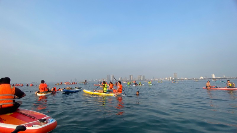 Gioi tre thich thu cheo Sup ngam binh minh tren bien Da Nang-Hinh-9