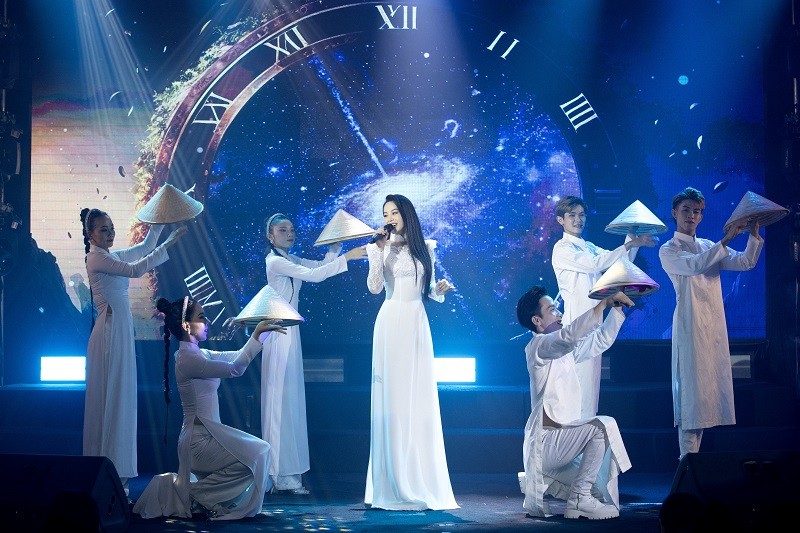 Hoang Tam Anh “chieu dai” khan gia album moi trong minishow