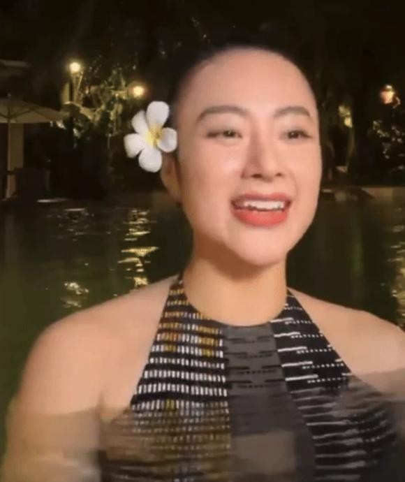 Angela Phuong Trinh livestream vui ve giua scandal