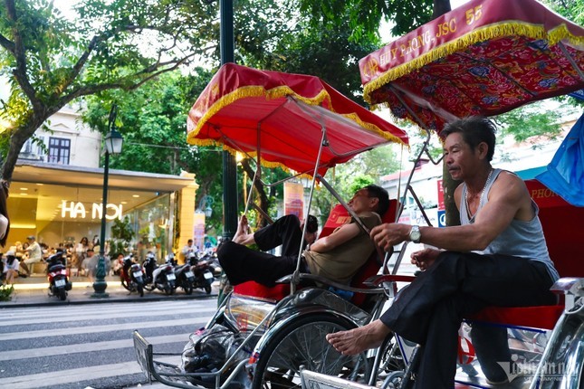 View - 	Xếp hàng từ 4h sáng uống cà phê, mang cả thú cưng đi chục cây số