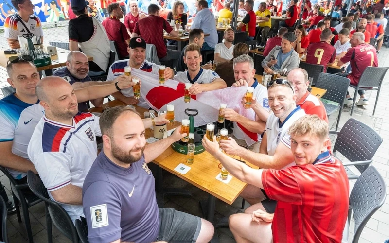 Ly bia mini gay ngo ngang tai EURO 2024-Hinh-2