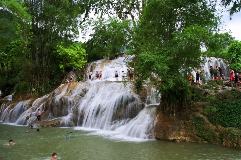 Thac nuoc 5 tang cach Ha Noi 90km hut khach toi giai nhiet