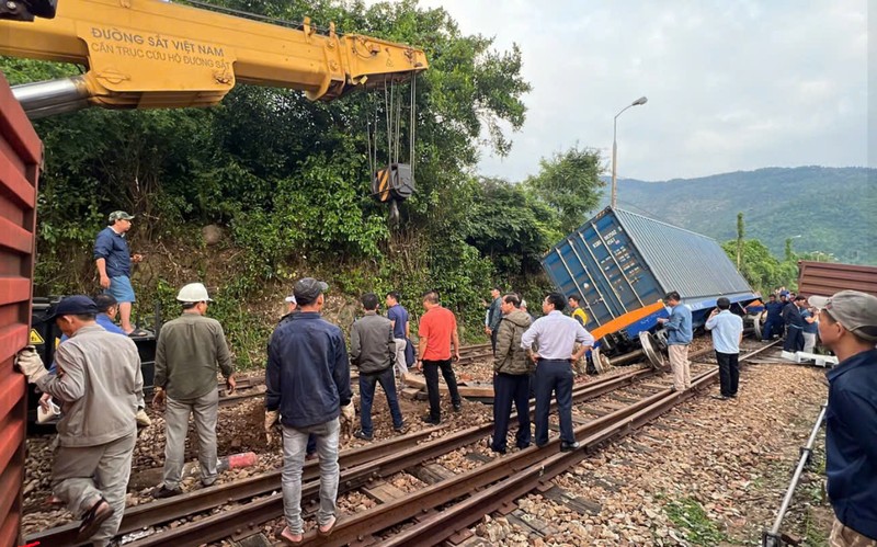 Da Nang: Tau cho hang lat 3 toa xe tren deo Hai Van-Hinh-2