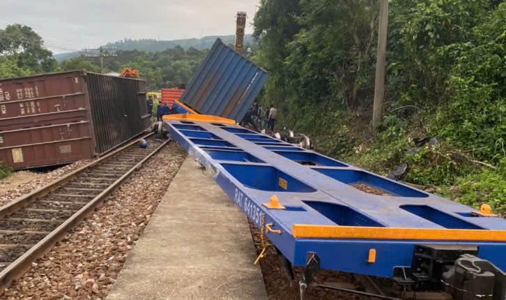 Da Nang: Tau cho hang lat 3 toa xe tren deo Hai Van-Hinh-3