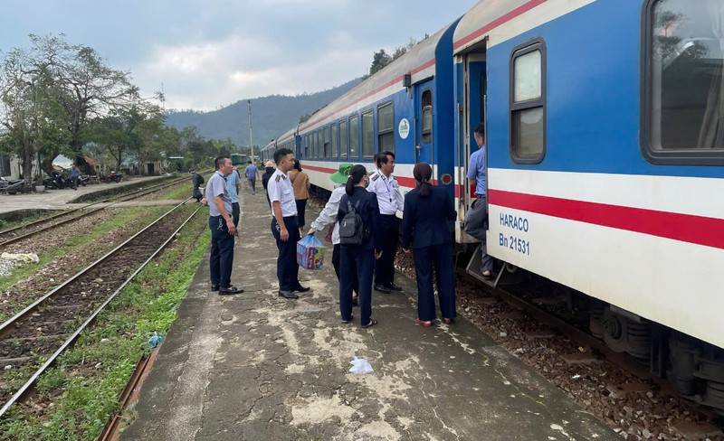 Da Nang: Tau cho hang lat 3 toa xe tren deo Hai Van-Hinh-4