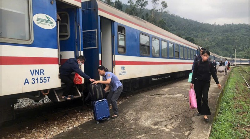 Da Nang: Tau cho hang lat 3 toa xe tren deo Hai Van-Hinh-5