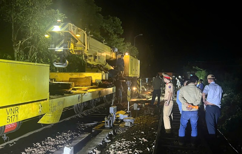 Da Nang: Tau cho hang lat 3 toa xe tren deo Hai Van